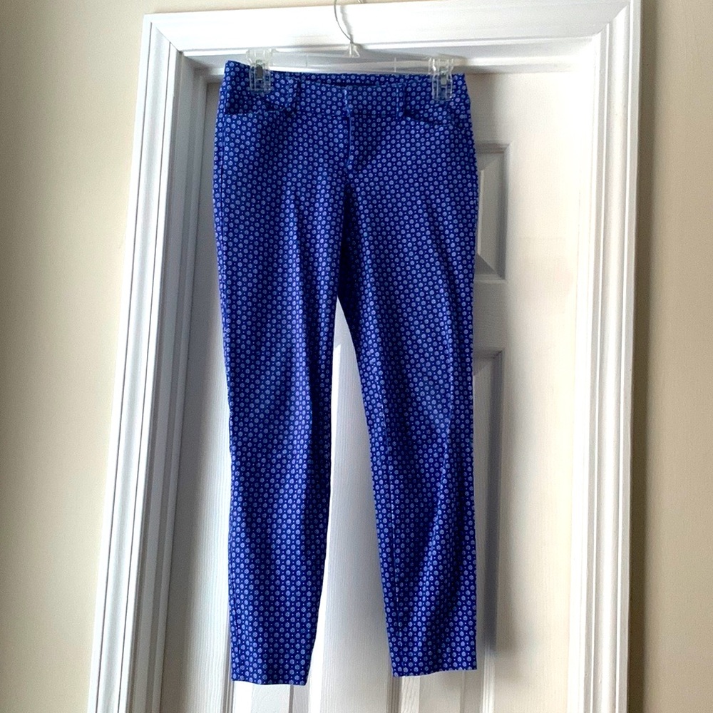 Old Navy women’s Pixie Mid-Rise pants. Size 0 regular